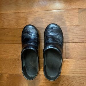 Dansko size 37 clogs